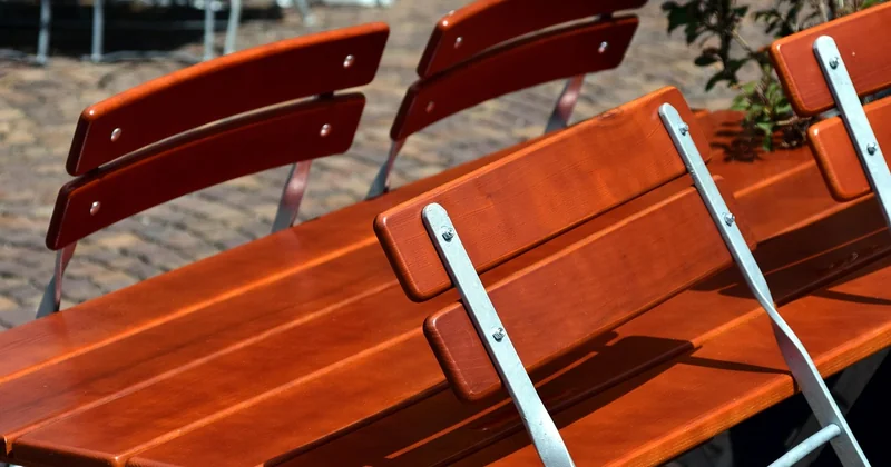 Table pliante, ronde ou mange-debout : le vrai comparatif