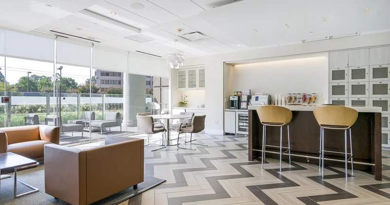 Où placer le bureau dans un salon déjà occupé ?